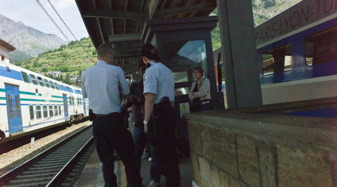 cadono inseguiti dalla polizia sul Colle della Scala